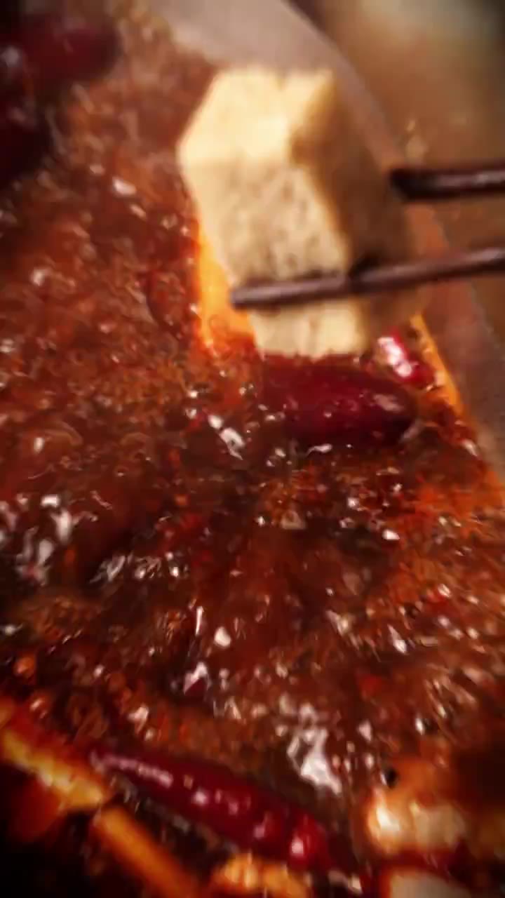 The divided pot at a rolling boil